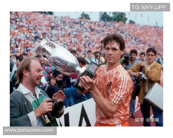 聚焦足球中锋球星：技术与实力的完美结合与全球赛场的影响力分析