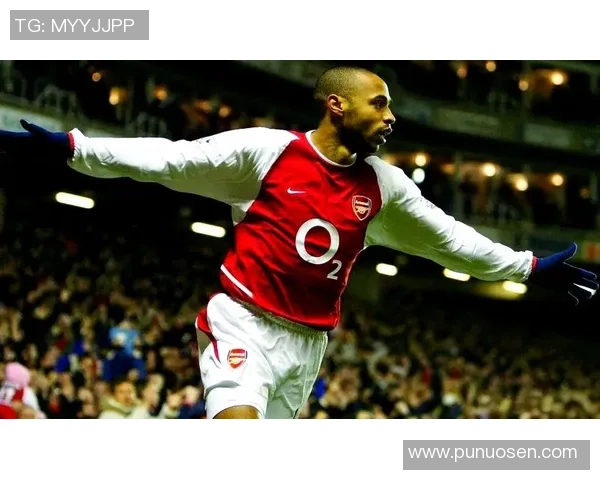 足球巨星球鞋穿到极限揭示运动员背后的汗水与坚持