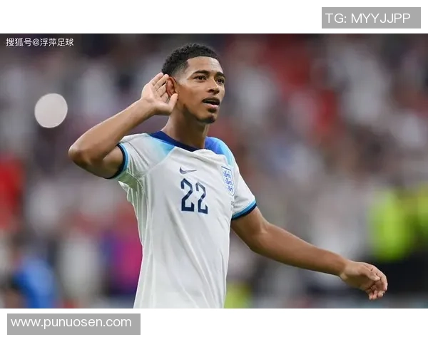 足球球星排名分析与对比，揭示顶级球员表现差异及数据背后秘密